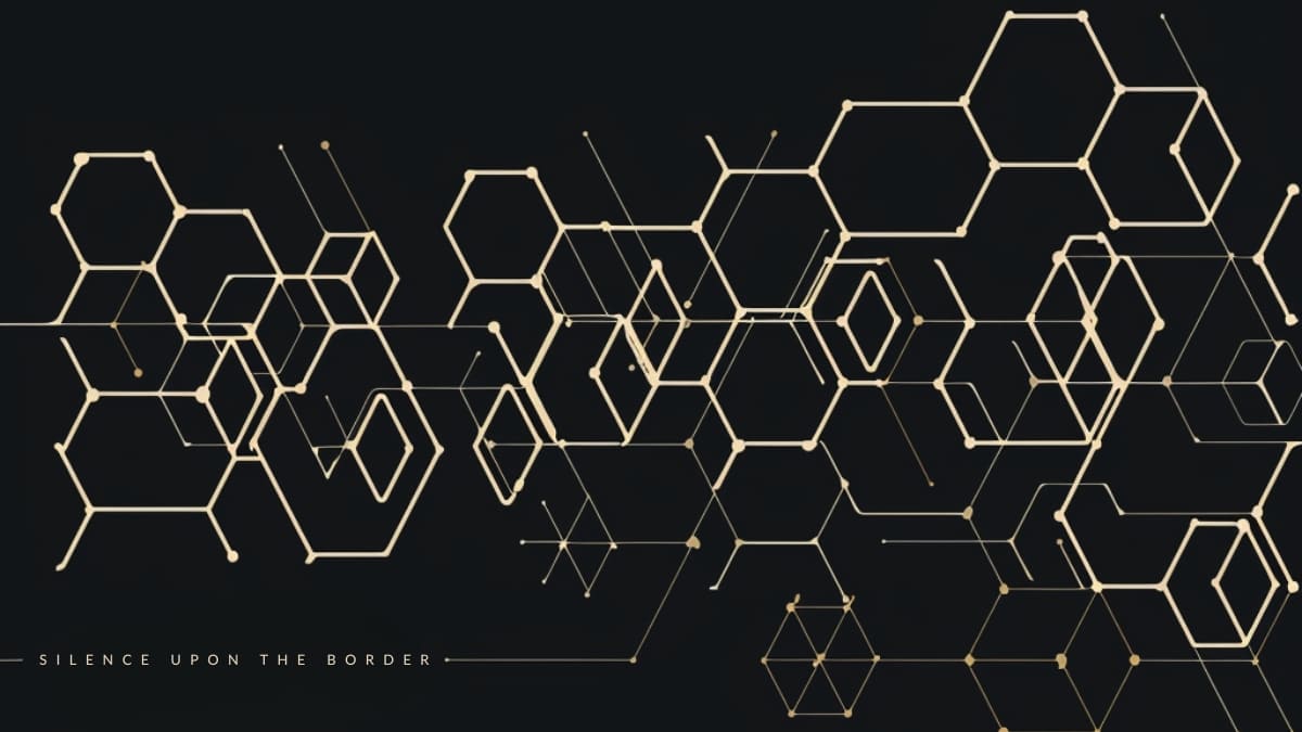 黒を基調とした背景に、金色の幾何学的なヘキサゴン（六角形）のネットワークデザインが描かれたブログ用アイキャッチ画像。左側には、金色の文字でタイトルが配置されている。上から順に、大きなフォントで「SILENCE UPON THE BORDER」、その下に日本語で「境界線に静寂を」、さらにその下に「SERENITY WITHIN THE LINES」、「線の中に宿る静けさ」、そして最下部に小さなフォントで「A minimal and structured approach to finding calm.」と記されている