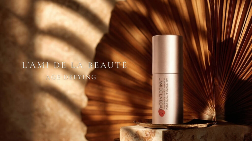敏感肌の炎症老化（インフラメイジング）にアプローチし、バリア機能と肌構造を整えるラミドラボーテ（L'AMI DE LA BEAUTÉ）の「AGE DEFYING」ローションセラム。知的で上品な世界観を表現。