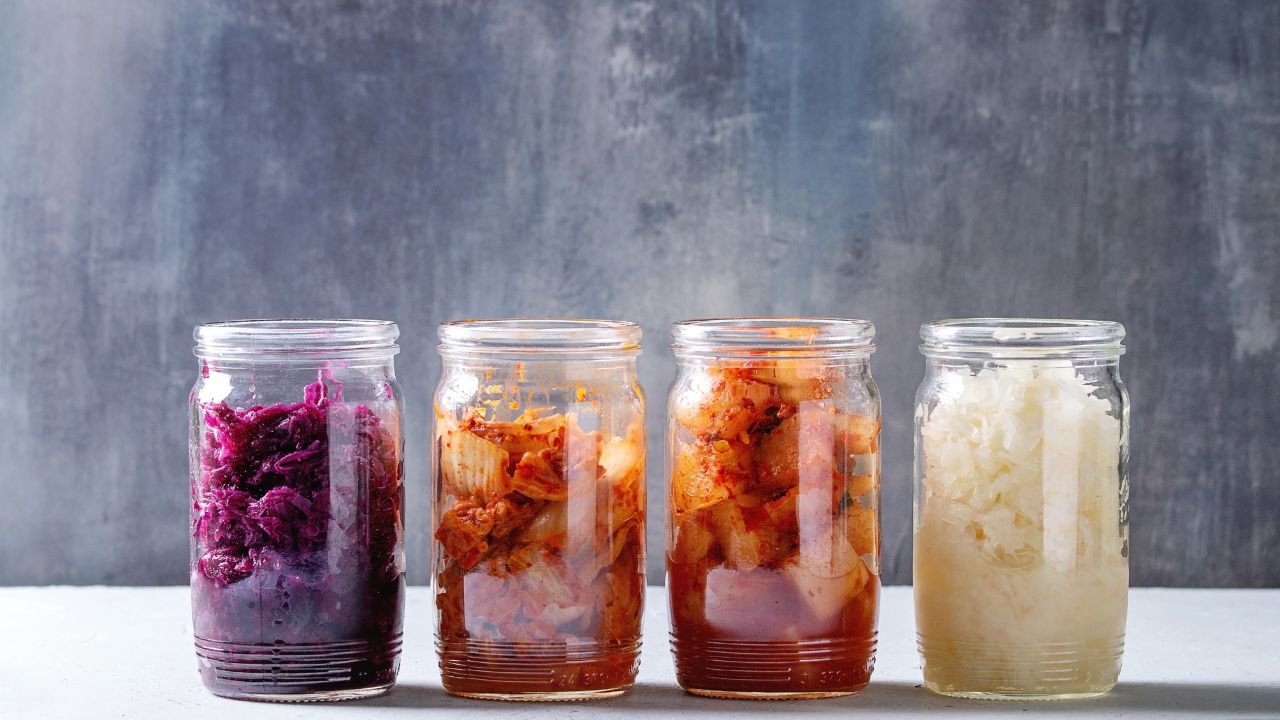 modern-kitchen-fermented-foods-lifestyle.jpg 発酵食品が並べられています